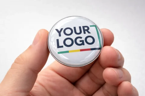 pin personalizado con logo mediante gota de resina o doming