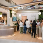 escena de marketing btl en un evento moderno en un centro comercial con un stand elegante con personas